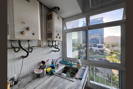 Apartamento à venda com 99m², 3 quartos e 2 vagas Apartamento à venda com 99m², 3 quartos e 2 vagasCozinha e Área de Serviço