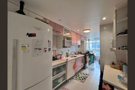 Apartamento à venda com 99m², 3 quartos e 2 vagas Apartamento à venda com 99m², 3 quartos e 2 vagasCozinha e Área de Serviço