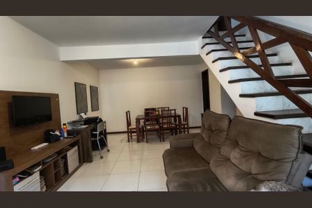 Casa de condomínio à venda com 150m², 3 quartos e 2 vagasSala
