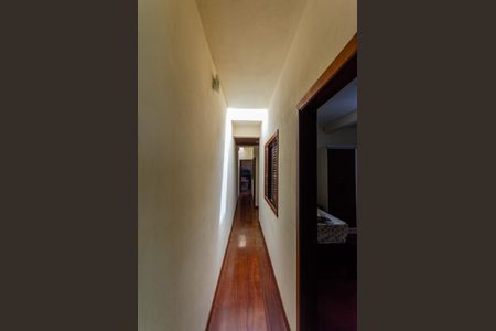 Casa à venda com 334m², 6 quartos e 2 vagasCorredor