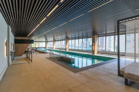 Studio à venda com 32m², 1 quarto e 1 vaga Studio à venda com 32m², 1 quarto e 1 vagaÁrea comum - Piscina Coberta