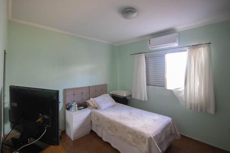 Casa à venda com 200m², 3 quartos e 1 vaga Casa à venda com 200m², 3 quartos e 1 vagaQuarto 1 casa 2