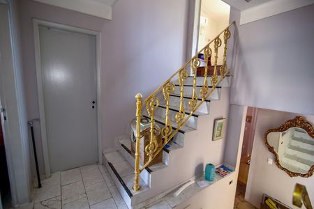Casa para alugar com 250m², 5 quartos e 4 vagas Casa para alugar com 250m², 5 quartos e 4 vagasEscada