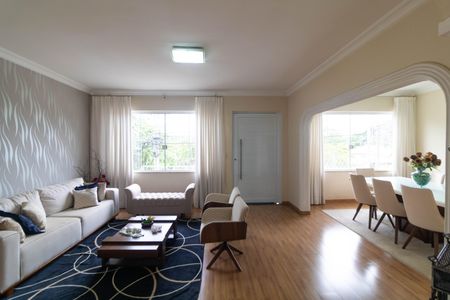 Casa à venda com 310m², 4 quartos e 3 vagasSalas