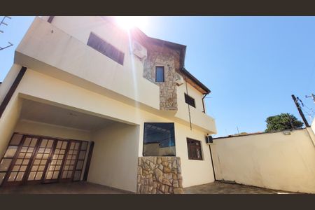 Casa à venda com 136m², 4 quartos e 3 vagasFachada