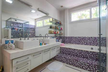 Casa à venda com 420m², 4 quartos e 5 vagasSuíte 1