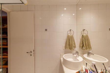 Apartamento à venda com 102m², 1 quarto e 2 vagas Apartamento à venda com 102m², 1 quarto e 2 vagasBanheiro da Suíte