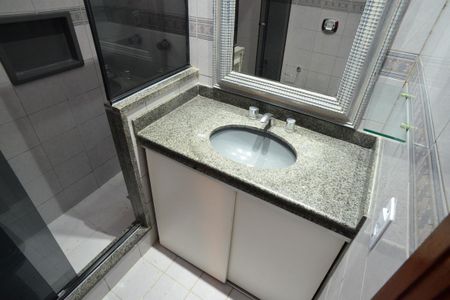 Casa de condomínio para alugar com 182m², 4 quartos e 3 vagasBanheiro Social