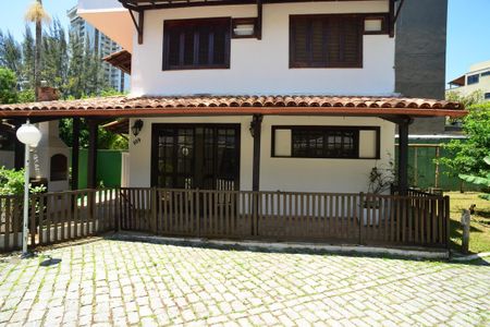 Casa de condomínio para alugar com 182m², 4 quartos e 3 vagasFachada da Casa