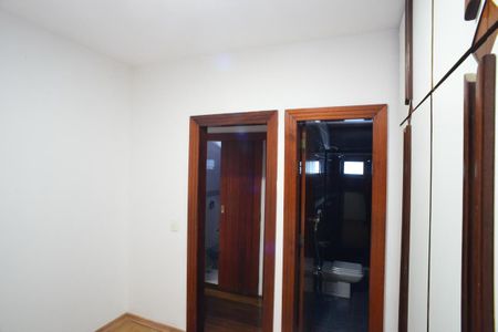 Casa de condomínio para alugar com 182m², 4 quartos e 3 vagasSuíte