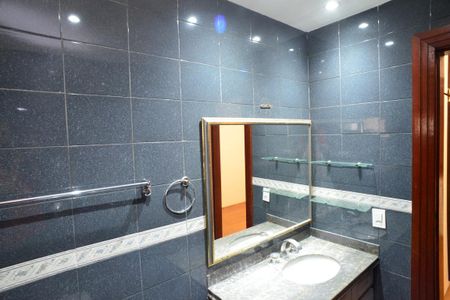 Casa de condomínio para alugar com 182m², 4 quartos e 3 vagasBanheiro Suíte