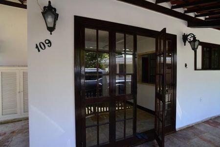 Casa de condomínio para alugar com 182m², 4 quartos e 3 vagasEntrada