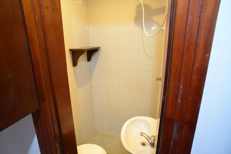 Casa de condomínio para alugar com 182m², 4 quartos e 3 vagasBanheiro de Serviço