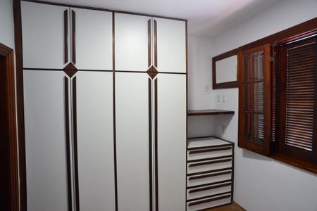 Casa de condomínio para alugar com 182m², 4 quartos e 3 vagasSuíte