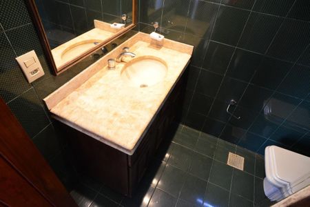 Casa de condomínio para alugar com 182m², 4 quartos e 3 vagasBanheiro Social