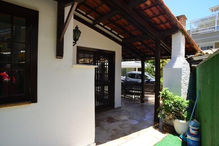 Casa de condomínio para alugar com 182m², 4 quartos e 3 vagasEntrada