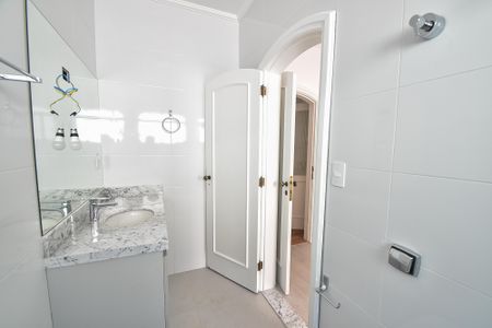 Casa para alugar com 330m², 5 quartos e 3 vagas Casa para alugar com 330m², 5 quartos e 3 vagasBanheiro da suíte 1