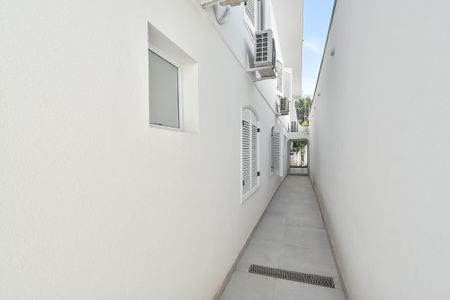 Casa para alugar com 330m², 5 quartos e 3 vagas Casa para alugar com 330m², 5 quartos e 3 vagasCorredor externo