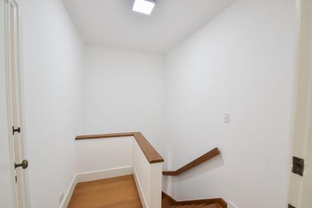 Casa para alugar com 330m², 5 quartos e 3 vagas Casa para alugar com 330m², 5 quartos e 3 vagasHall dos quartos