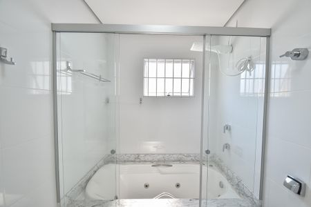 Casa para alugar com 330m², 5 quartos e 3 vagas Casa para alugar com 330m², 5 quartos e 3 vagasBanheiro da suíte 2