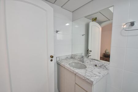 Casa para alugar com 330m², 5 quartos e 3 vagas Casa para alugar com 330m², 5 quartos e 3 vagasBanheiro da suíte 4