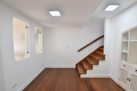 Casa para alugar com 330m², 5 quartos e 3 vagas Casa para alugar com 330m², 5 quartos e 3 vagasHall da garagem