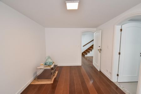 Casa para alugar com 330m², 5 quartos e 3 vagas Casa para alugar com 330m², 5 quartos e 3 vagasSuíte 4