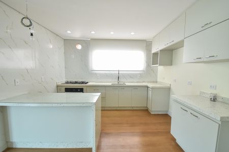 Casa para alugar com 330m², 5 quartos e 3 vagas Casa para alugar com 330m², 5 quartos e 3 vagasCozinha