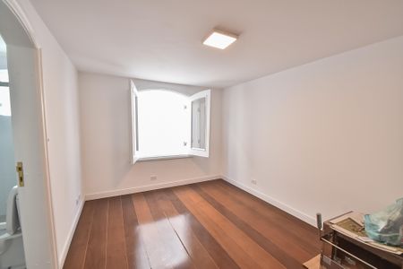 Casa para alugar com 330m², 5 quartos e 3 vagas Casa para alugar com 330m², 5 quartos e 3 vagasSuíte 4