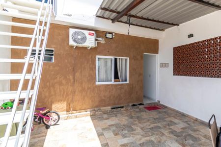 Casa à venda com 97m², 2 quartos e sem vaga Casa à venda com 97m², 2 quartos e sem vagaVaranda