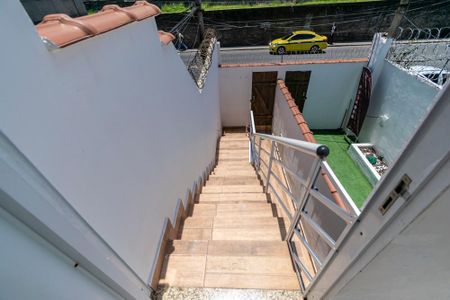 Casa à venda com 97m², 2 quartos e sem vaga Casa à venda com 97m², 2 quartos e sem vagaVaranda - Escada de acesso