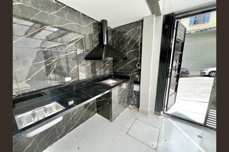 Casa à venda com 140m², 4 quartos e 2 vagas Casa à venda com 140m², 4 quartos e 2 vagasGaragem / Churrasqueira