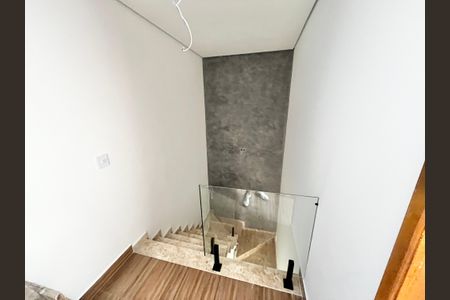 Casa à venda com 140m², 4 quartos e 2 vagas Casa à venda com 140m², 4 quartos e 2 vagasEscada