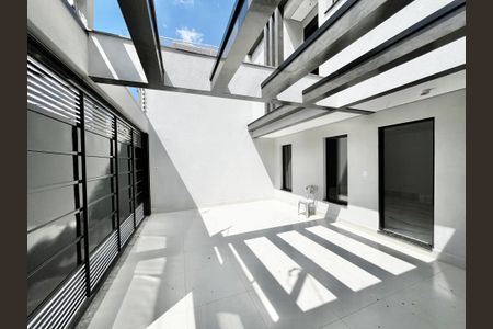 Casa à venda com 140m², 4 quartos e 2 vagas Casa à venda com 140m², 4 quartos e 2 vagasGaragem / Churrasqueira