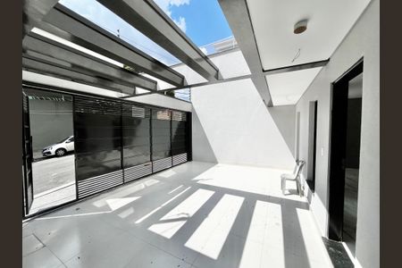 Casa à venda com 140m², 4 quartos e 2 vagas Casa à venda com 140m², 4 quartos e 2 vagasGaragem / Churrasqueira