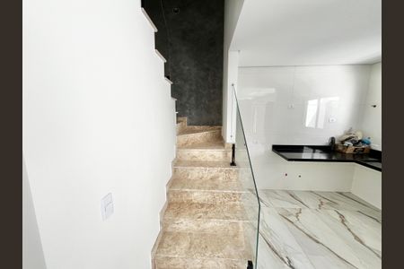 Casa à venda com 140m², 4 quartos e 2 vagas Casa à venda com 140m², 4 quartos e 2 vagasEscada