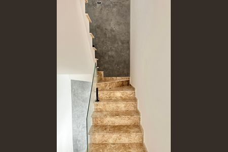 Casa à venda com 140m², 4 quartos e 2 vagas Casa à venda com 140m², 4 quartos e 2 vagasEscada