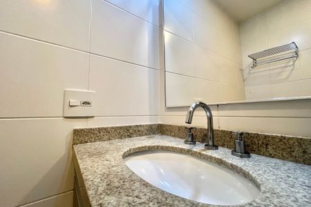 Apartamento à venda com 92m², 2 quartos e 2 vagas Apartamento à venda com 92m², 2 quartos e 2 vagasBanheiro da Suíte 1