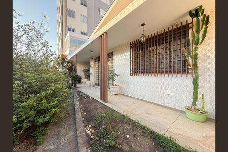 Casa à venda com 400m², 3 quartos e 2 vagas Casa à venda com 400m², 3 quartos e 2 vagasÁrea externa