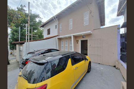 Casa à venda com 120m², 3 quartos e 3 vagas Casa à venda com 120m², 3 quartos e 3 vagasFachada