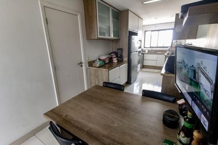 Apartamento para alugar com 174m², 4 quartos e 3 vagas Apartamento para alugar com 174m², 4 quartos e 3 vagasCozinha - Armários