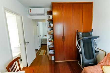 Apartamento para alugar com 174m², 4 quartos e 3 vagas Apartamento para alugar com 174m², 4 quartos e 3 vagasSuíte 1 - armários