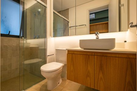 Banheiro de kitnet/studio para alugar com 1 quarto, 25m² em Pinheiros, São Paulo