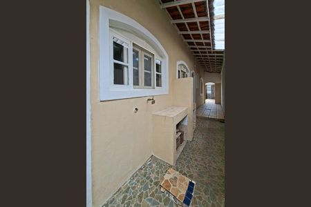 Casa para alugar com 60m², 2 quartos e 2 vagas Casa para alugar com 60m², 2 quartos e 2 vagasCorredor lateral