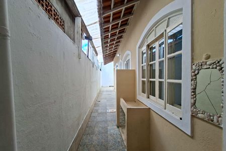 Casa para alugar com 60m², 2 quartos e 2 vagas Casa para alugar com 60m², 2 quartos e 2 vagasCorredor lateral