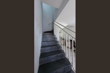 Casa de condomínio à venda com 63m², 2 quartos e 1 vagaEscada