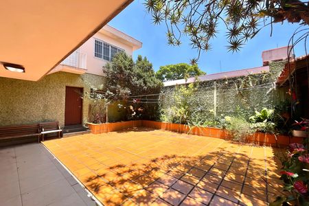 Casa à venda com 600m², 5 quartos e 4 vagas Casa à venda com 600m², 5 quartos e 4 vagasQuintal