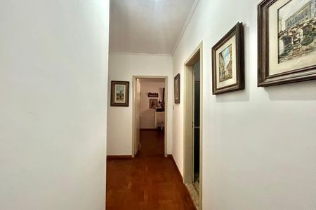 Casa à venda com 600m², 5 quartos e 4 vagas Casa à venda com 600m², 5 quartos e 4 vagasCorredor