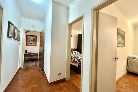 Casa à venda com 600m², 5 quartos e 4 vagas Casa à venda com 600m², 5 quartos e 4 vagasCorredor