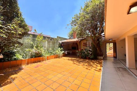 Casa à venda com 600m², 5 quartos e 4 vagas Casa à venda com 600m², 5 quartos e 4 vagasQuintal